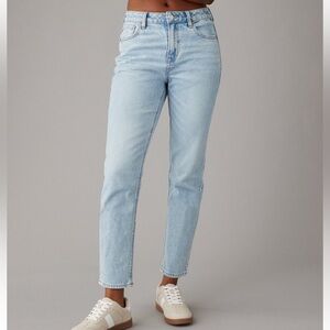 American Eagle strigid high-rise Mom jean